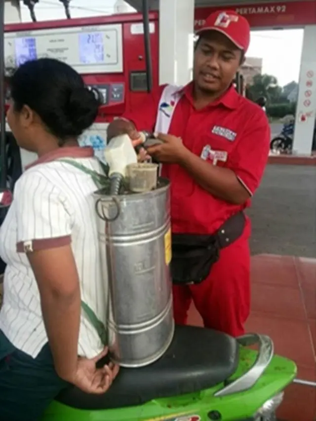 Tak Bawa Motor, 6 Potret Orang Isi Bensin Pakai Wadah Ini Nyeleneh