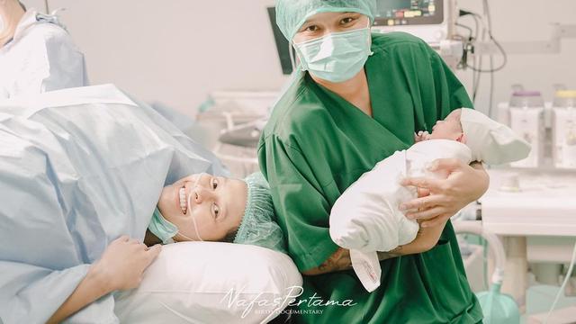 Selamat, Syamsir Alam dan Bunga Jelitha Dikaruniai Anak Kedua. (Foto: Instagram @syamsir11alam, @nafaspertama)
