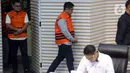 Dalam OTT tersebut KPK menangkap delapan orang, tapi hanya enam yang ditetapkan sebagai tersangka. Tampak dalam foto, Wakil Ketua Dewan Perwakilan Rakyat Daerah (DPRD) Kabupaten Ogan Komering Ulu periode 2024-2029, Parwanto (tengah) sesaat sebelum rilis penetapan penahanan di Gedung Merah Putih Komisi Pemberantasan Korupsi (KPK), Jakarta, Kamis 20 November 2025. (Liputan6.com/Helmi Fithriansyah)