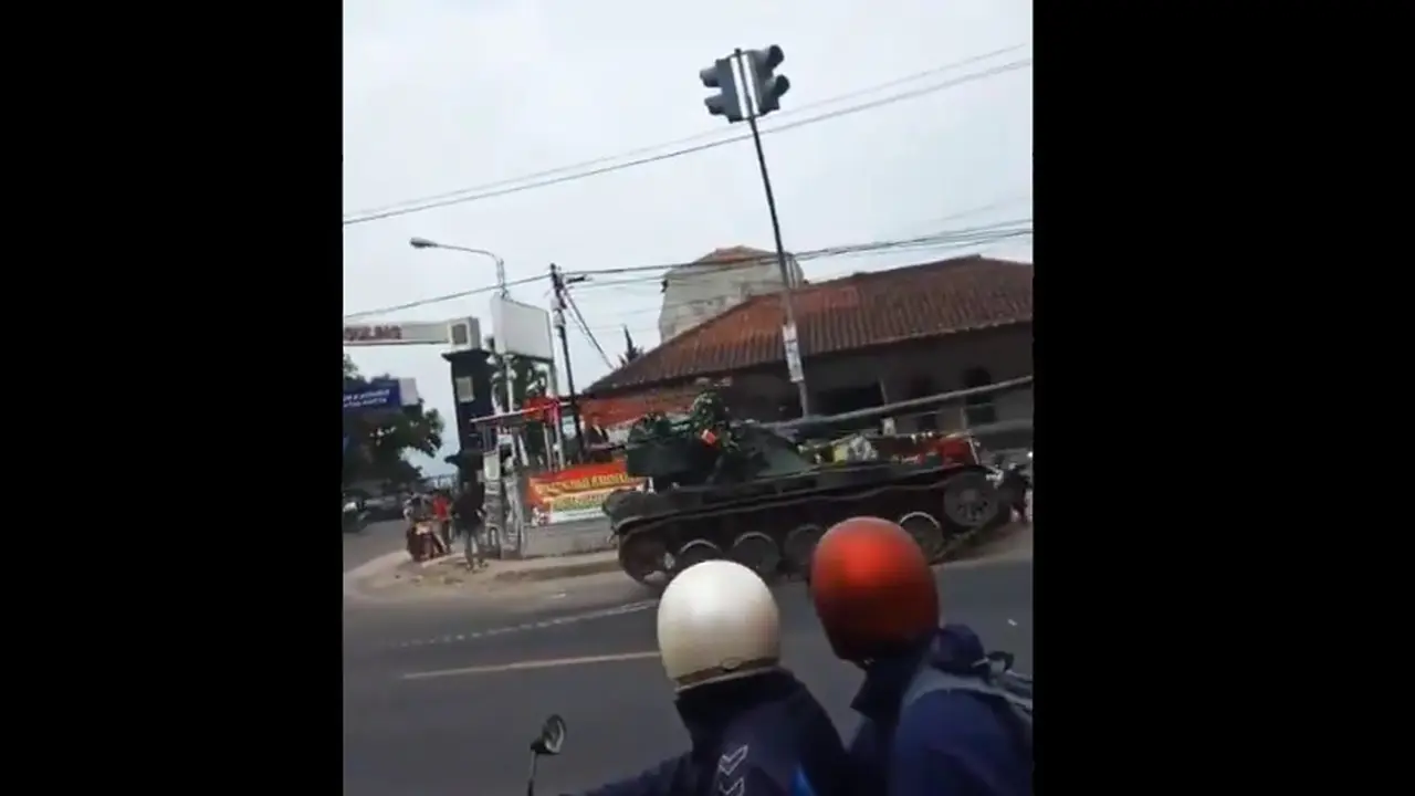 Tank tabrak motor
