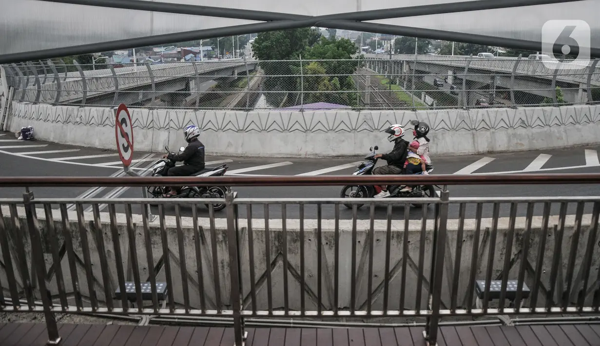 Kendaraan saat melintas di bawah JPO Flyeover Tapal Kuda Lenteng Agung, Jakarta, Minggu (29/8/2021). Meski belum resmi dibuka untuk umum, JPO Flyover Lenteng Agung sudah digunakan warga setempat untuk menyeberang perlintasan kereta api. (merdeka.com/Iqbal S Nugroho)