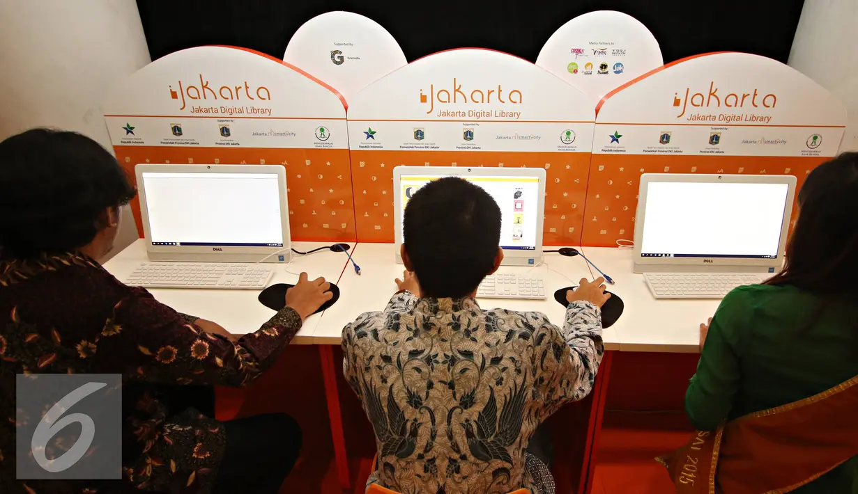 Pengunjung mencoba aplikasi perpustakaan digital saat peluncuran gerakan Baca Buku Bareng di Gedung Balai Kota, Jakarta, Selasa (17/5). Gerakan tersebut untuk merealisasikan visi Jakarta Smart City. (Liputan6.com/Immanuel Antonius)