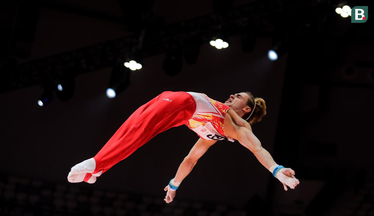 Pesenam Spanyol, Joel Plata beraksi pada nomor palang tunggal saat babak kualifikasi Kejuaraan Dunia Gimnastik 2025 di Indonesia Arena, Senayan, Jakarta, Minggu (19/10/2025). (Bola.com/Bagaskara Lazuardi)