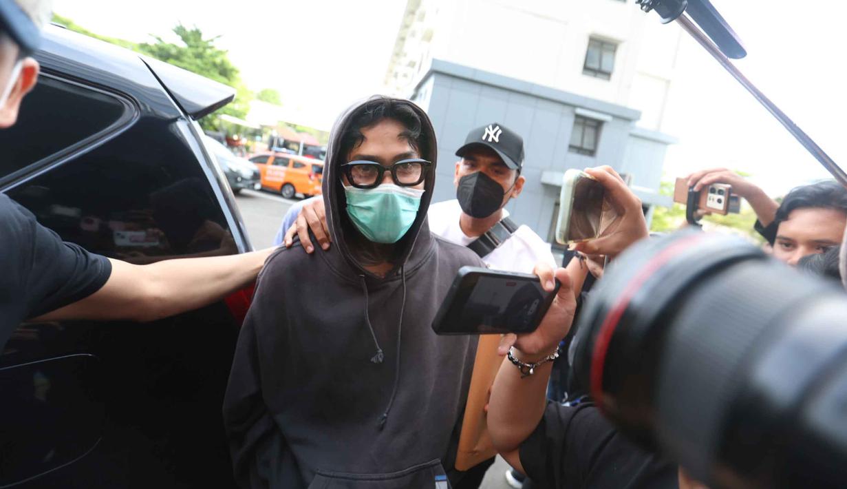 Musisi sekaligus aktor, Onadio Leonardo atau akrab disapa Onad, saat tiba di Polres Jakarta Barat pada Senin (3/11/2025). (Kapanlagi.com/Budy Santoso)