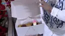 Jirayut membuka kotak kedua yang agak besar. Di kotak itu terdapat sebuah kue yang berhias macaroon di atasnya. (Sumber: YouTube/ Rans Entertainment)