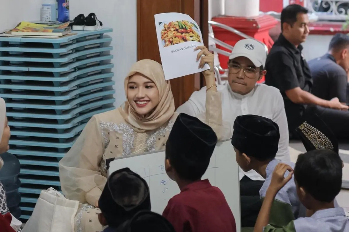 6 Potret Erina Gudono dan Kaesang Buka Puasa Bersama Anak Yatim, Banjir Pujian