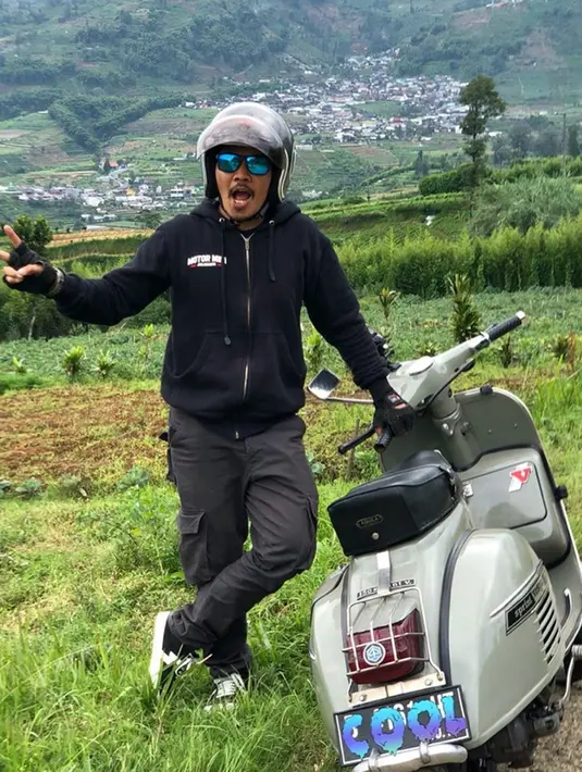 Momen saat Cella touring dari Jogja ke Dieng, Jawa Tengah dengan motor vespa. Meski tampil dengan gaya santai yaitu jaket, sepatu dan kacamata hitam, Cella tetap tampil modis dan simpel. (Liputan6.com/IG/@cellanadalam)