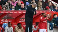 Manajer Nottingham Forest Ange Postecoglou tampak sangat kecewa pada laga di mana anak asuhnya dikalahkan Chelsea 0-3. (JUSTIN TALLIS / AFP)