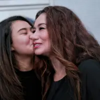 Reza Artamevia saat menggelar jumpa pers terkait kasusnya di kediaman orangtuanya, kawasan Jakarta Selatan. (Adrian Putra/bintang.com)