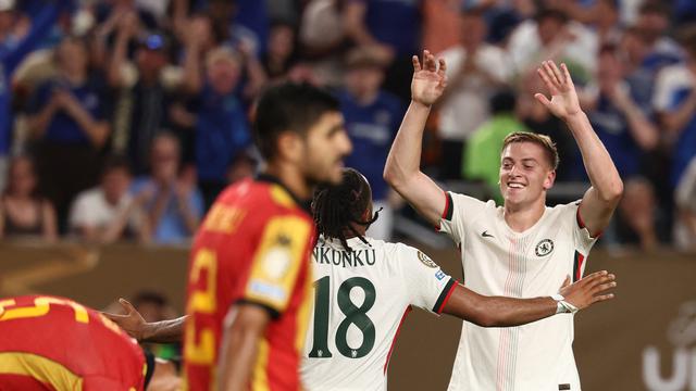 Striker Chelsea Liam Delap (kanan)