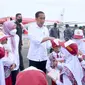 Presiden Jokowi dan Ibu Iriana menemui siswa SD di Bandara Internasional Sultan Aji Muhammad Sulaiman Sepinggan, Kota Balikpapan, pada Jumat, (24/2/2023). (Foto: Sekretariat Presiden)