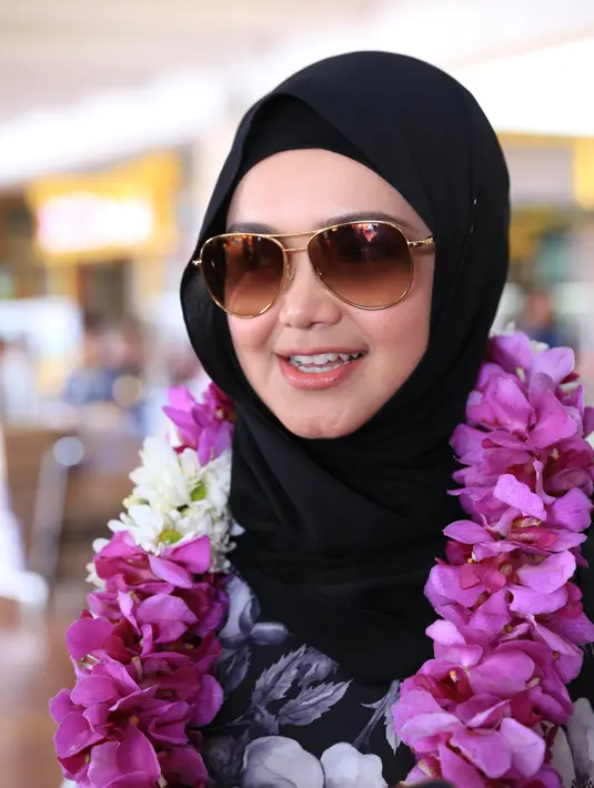 "Sejauh ini tidak ada rencana. Nanti saya akan bawakan dua lagu aja untuk ulang tahunnya. Mungkin nanti akan bareng-bareng lah, rame-rame sama penyanyi Indonesia," tambah Siti. (Adrian Putra/Bintang.com)