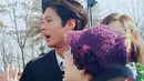 Seorang nenek yang datang untuk menghadiri wisuda cucunya tampak berusaha melihat Park Bo Gum dari dekat. Karena situasi ricuh, cowok berwajah tampan itu berinisiatif untuk melindungi sang nenek. (Foto: allkpop.com)