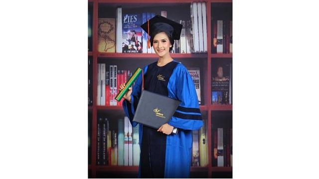 6 Potret Terbaru Amanda Nurani, Penjual Tahu Cantik Viral yang Kini Lulus S2
