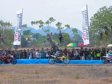 Ribuan pasang mata menyaksikan secara langsung Yamaha Cup Race (YCR) 2024. Antuasiasme warga memang sangat tinggi untuk bisa menonton balapan yang sempat vakum akibat pandemi COVID-19 ini. (Bola.com/M Iqbal Ichsan)