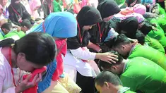 Suasana saat ritual membasuh kaki ibu di Lembaga Pembinaan Khusus Anak (LPKA) Kelas 1 Tangerang, Banten (17/4). Kegiatan ini untuk memfasilitasi bakti sang anak kepada ibunya. (Merdeka.com/Arie Basuki)