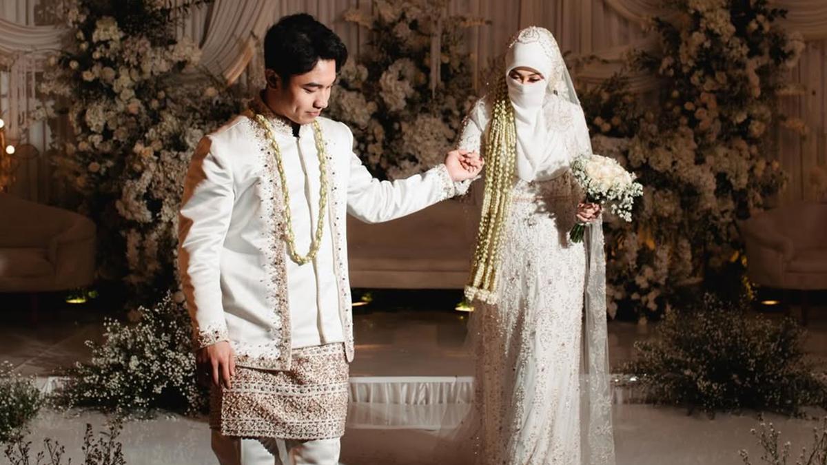 6 Momen Akad Nikah Fiki Naki dan Tinandrose, Khidmat dengan Dekorasi Serba Putih
