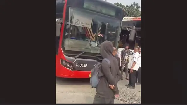 Kecelakaan dua unit armada bus TransJakarta di area Depo Kampung Rambutan, Jakarta Timur (Jaktim) pada Selasa 19 Mei 2026.