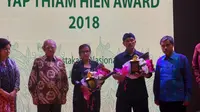 Eva Susanti Hanafi Bande atau Eva Bande menerima ap Thiam Hien Award 2018. (Liputan6.com/Ika Defianti)