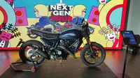 Ducati Scrambler Nightshift tampil elegan dengan dominasi warna gelap. (Septian/Liputan6.com)