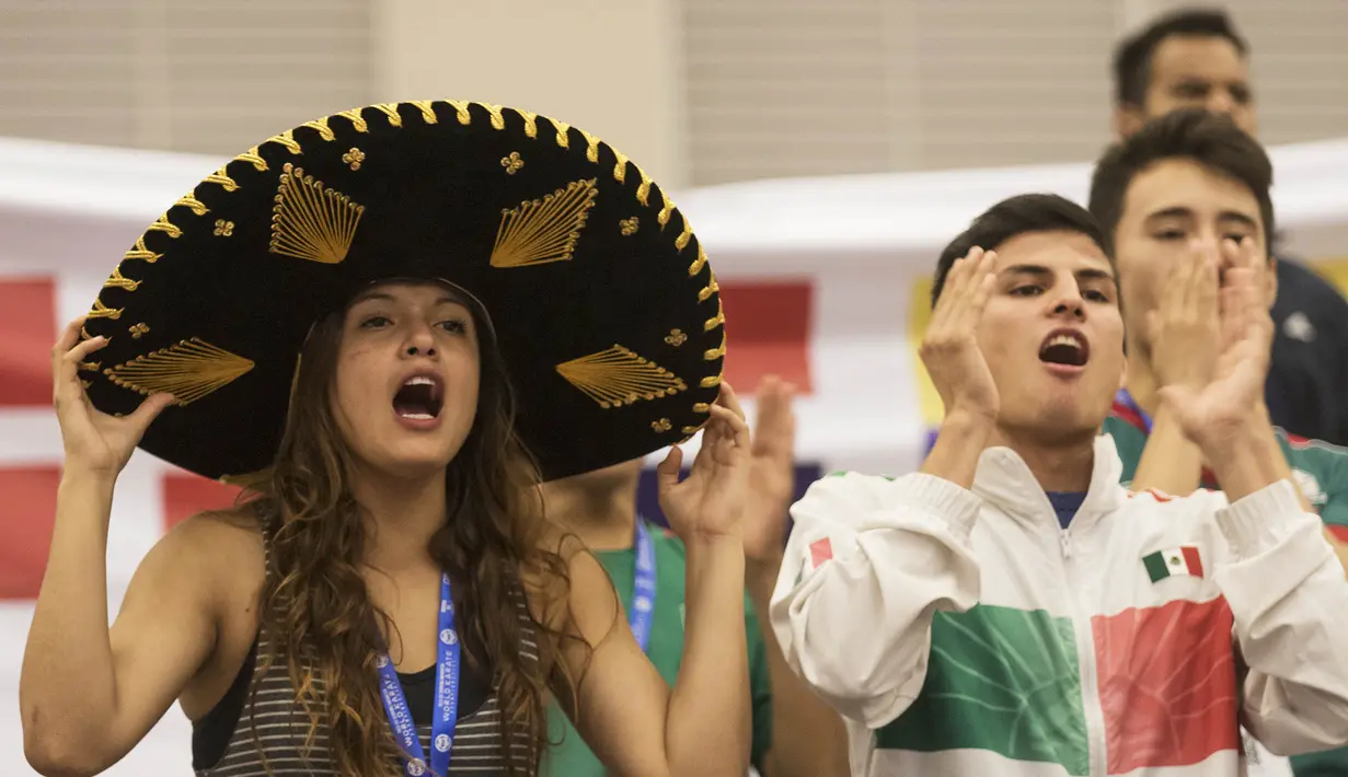 Pendukung tim Mexico menggunakan topi sambrero saat menyaksikan laga Kejuaraan Dunia Karate Junior, Cadet, dan U-21 2015. (Bola.com/Vitalis Yogi Trisna)