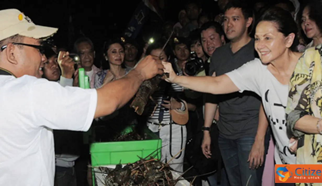 Citizen6, Morotai: Menteri Kelautan dan Perikanan Sharif C Sutardjo beserta Ibu Inggrid C. Sutardjo memulai pembakaran dengan menyerahkan secara simbolis Lobster kepada Masyarakat Pulau Morotai. (Pengirim: Efrimal Bahri).
