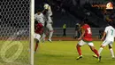Penjaga gawang Indonesia I Made Wirawan berjibaku menahan laju serangan pemain Irak saat laga kualifikasi Piala Asia 2015 (Liputan6.com/Helmi Fithriansyah)