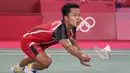 Usai interval, Anthony Sinisuka Ginting masih sulit keluar dari tekanan dan sering membuat kesalahan sendiri. Chen Long terus menjauh pada posisi 15-9 dan terus mendikte Anthony Sinisuka Ginting hingga menutup gim kedua 21-11. (Foto: AP/Dita Alangkara)