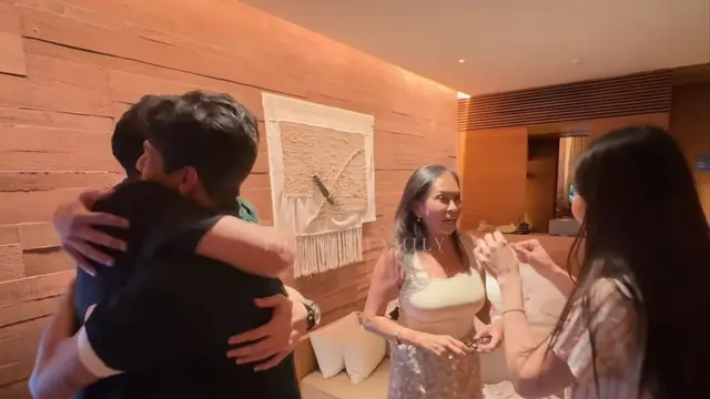 Alyssa Daguise saat Memberi Kabar Kehamilan ke Ibundanya. [You Tube: The ALs]