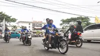 Aremania mulai melakukan konvoi pemanasan pesta juara Torabika Bhayangkara Cup di Malang pada Senin (4/4/2016). (Bola.com/Iwan Setiawan)