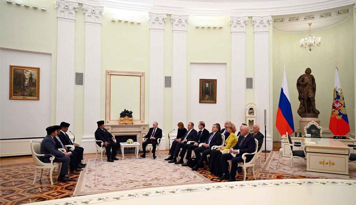 Pertemuan ini beragendakan pembahasan kondisi terkini dan prospek untuk memperdalam kemitraan strategis Indonesia-Rusia, serta isu-isu internasional lainnya. Tampak dalam foto, Presiden Republik Indonesia, Prabowo Subianto (kiri tengah) saat melakukan pertemuan dengan Presiden Rusia Vladimir Putin di Istana Kremlin, Moskow pada Senin 13 April 2026. (Igor IVANKO/POOL/AFP)