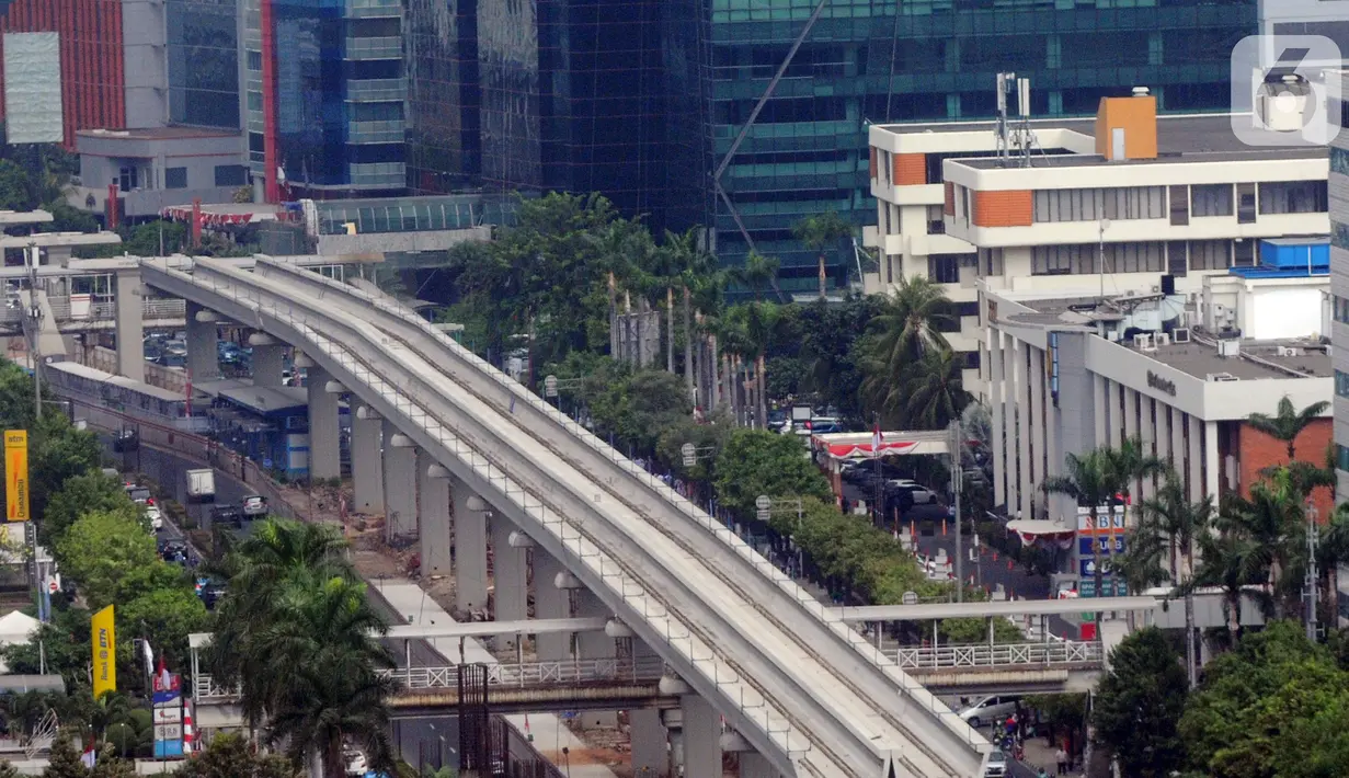 Proyek pembangunan Light Rail Transit (LRT) Jabodebek terlihat di Jalan Kuningan, Jakarta, Jumat (11/10/2019). Pengerjaan jalur angkutan massal tersebut sudah mencapai 65,77 persen, terdiri dari Cawang-Cibubur, Cawang-Dukuh Atas, dan Cawang-Bekasi Timur. (merdeka.com/Dwi Narwoko)