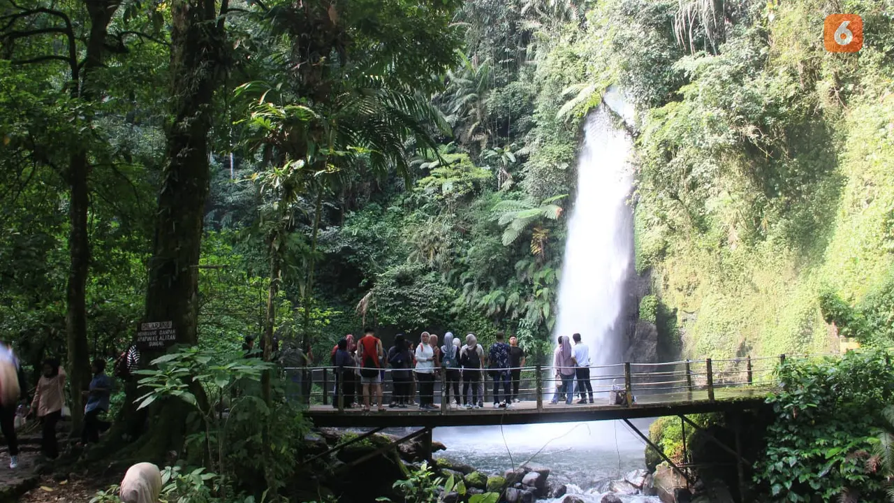 Suasana wisatawan saat berada di Curug Sawer kawasan wisata Situ Gunung Suspension Bridge Sukabumi. (Liputan6.com/Fira Syahrin).
