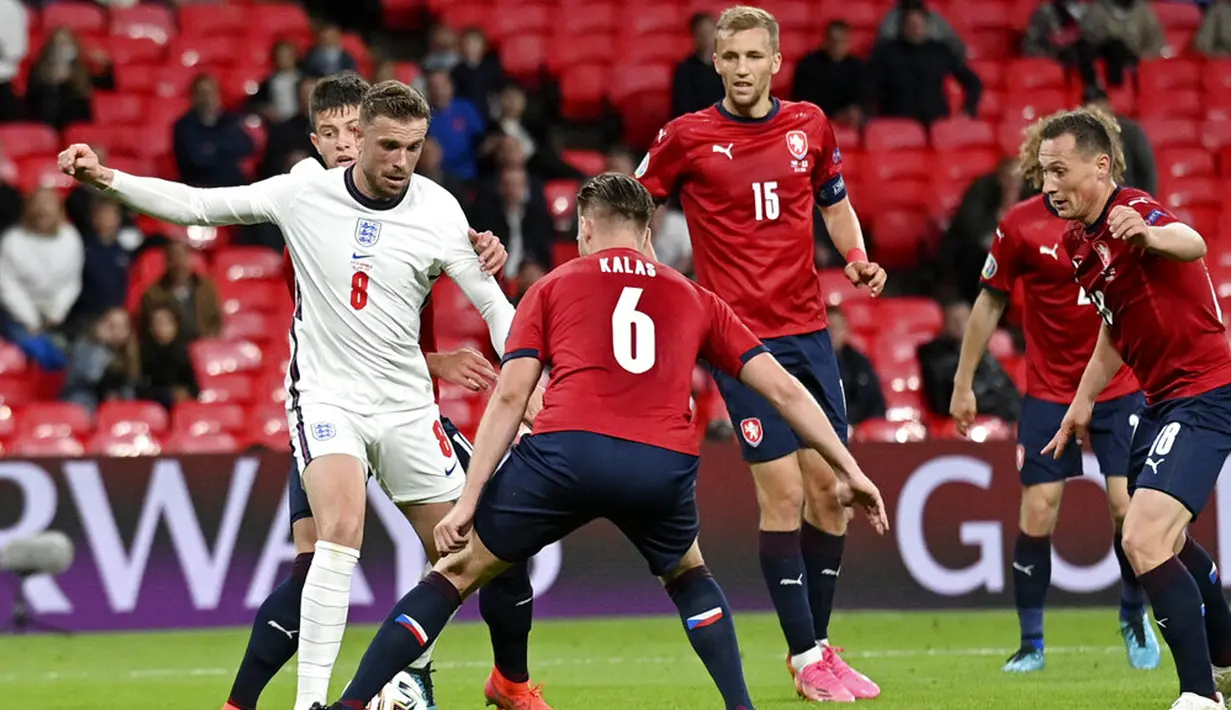 Pemain Inggris Jordan Henderson (kedua kiri) mencetak gol yang dianulir karena offside saat melawan Republik Ceko pada pertandingan Grup D Euro 2020 di Stadion Wembley, London, Selasa (22/6/2021). Inggris menang 1-0. (Justin Tallis, Pool photo via AP)