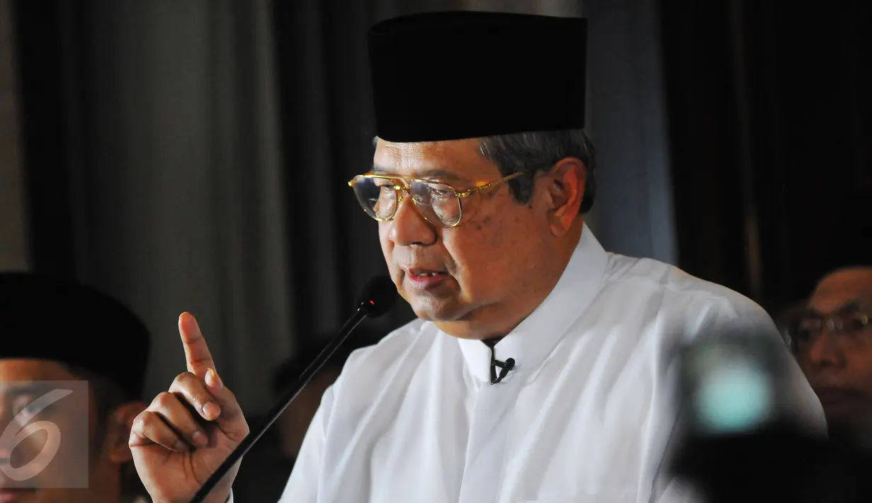 SBY membantah apa yang dikatakan mantan ketua KPK Antasari Azhar, dan menganggap pernyataan tersebut menyudutkan dirinya dan anaknya Agus Yudhoyono yang sedang mengikuti proses pilkada DKI, Jakarta, Selasa (15/2). (Liputan6.com/Angga Yuniar)