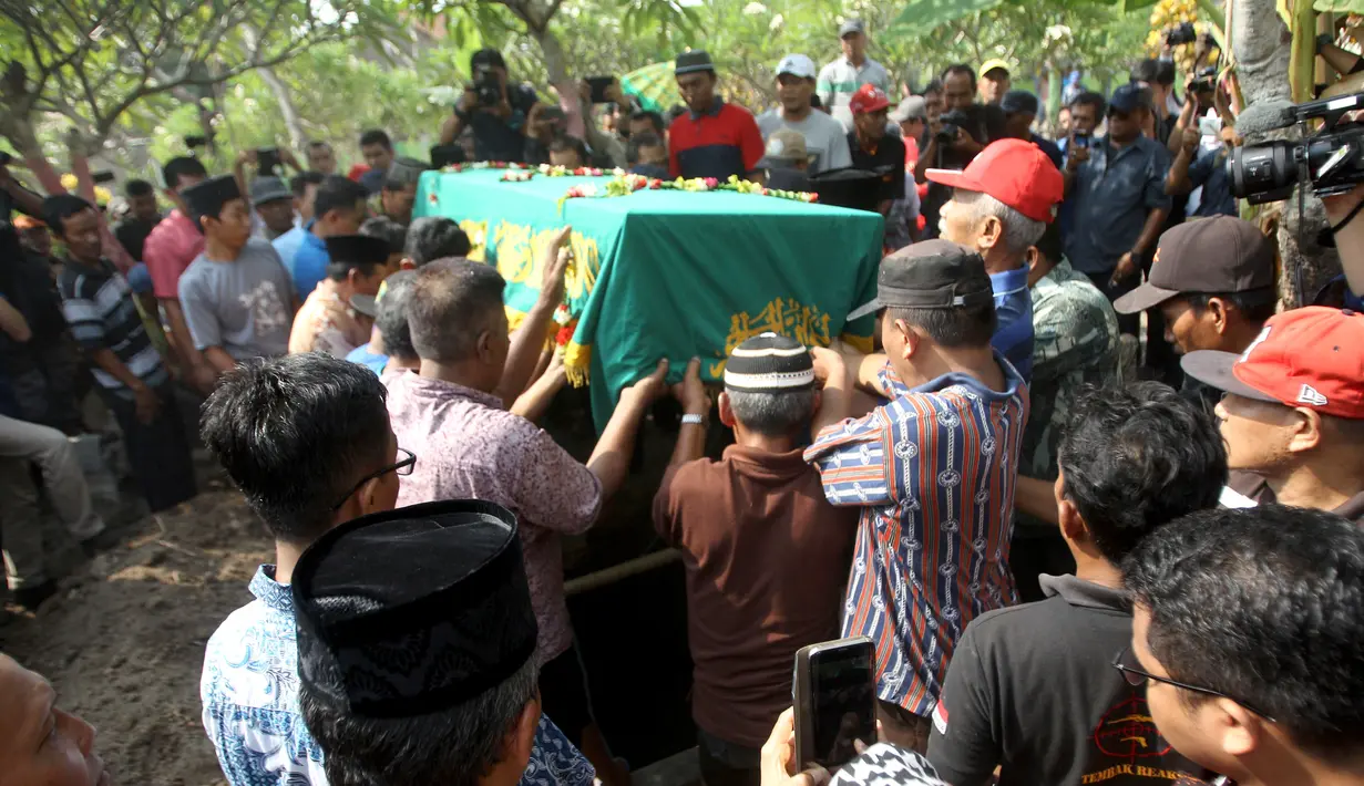 Anggota keluarga mengangkat jenazah korban jatuhnya pesawat Lion Air JT 610 Jannatun Cintya Dewi untuk dimakamkan di Sidoarjo, Jawa Timur, Kamis (1/11). Jannatun merupakan pegawai Kementerian ESDM yang menjadi salah satu penumpang Lion Air. (AP/Trisnadi)