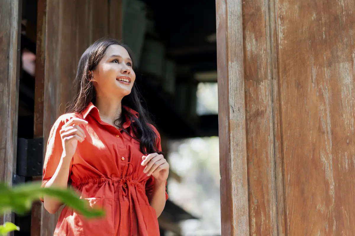 wanita september baju merah
