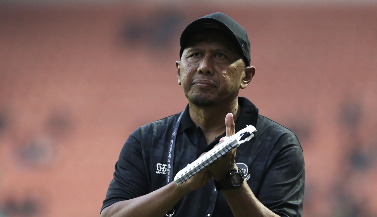 Pelatih Tira Persikabo, Rahmad Darmawan, merayakan kemenangan atas Kalteng Putra pada laga Shopee Liga 1 di Stadion Pakansari, Bogor, Jumat (26/7). Tira Persikabo menang 5-2 atas Kalteng. (Bola.com/Yoppy Renato)