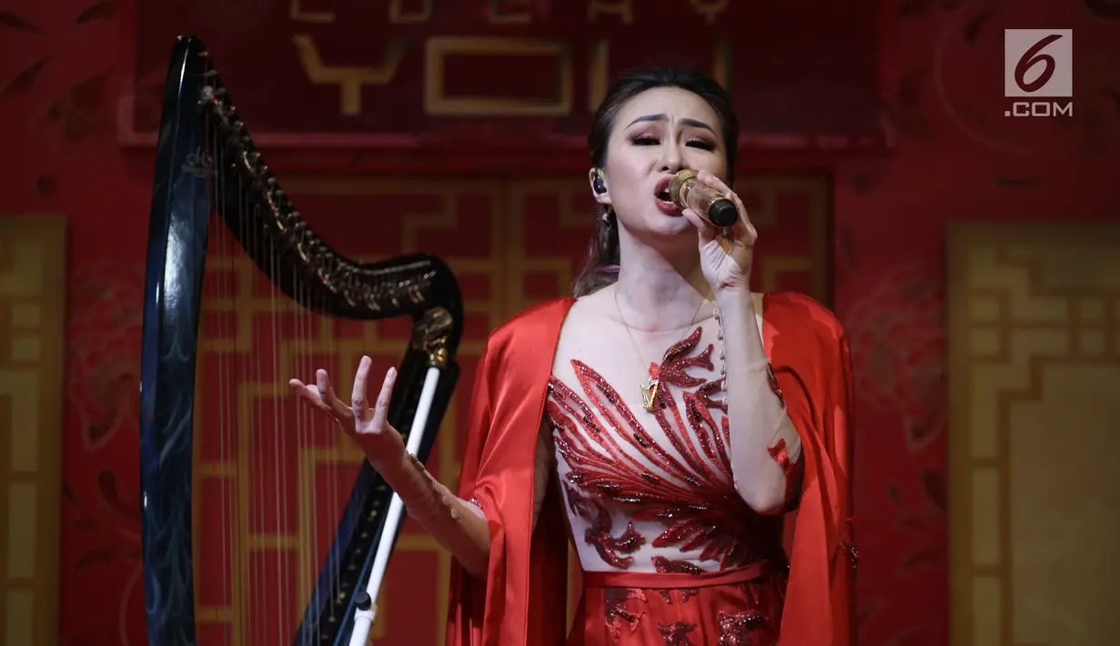 Penampilan Harpist Angela July saat pembukaan event Imlek "Lucky New Year, Lucky You" di salah satu pusat perbelanjaan di Jakarta, Jumat (2/2). (Liputan6.com/Arya Manggala)
