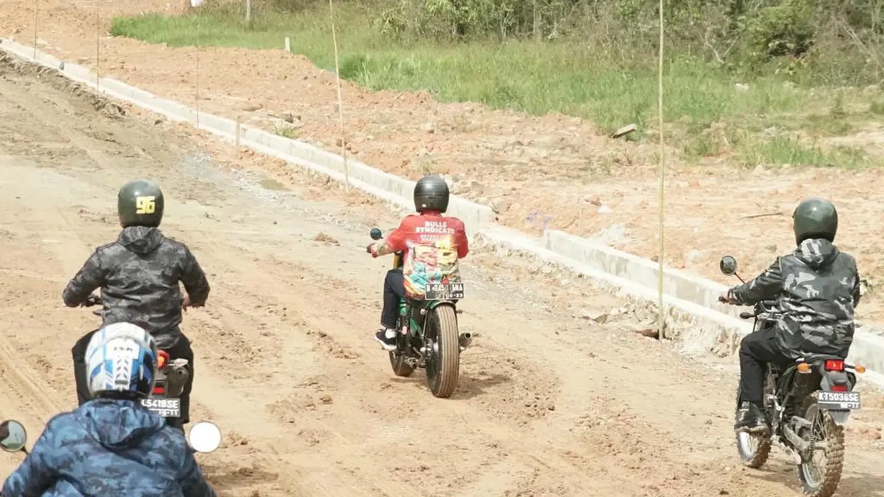 Presiden Jokowi menaiki motor menjajal jalan perbatasan trans-Kalimantan di Kecamatan Krayan, Kabupaten Nunukan, Provinsi Kalimantan Utara, Kamis (19/12/2019).  (foto: biro pers setpres)