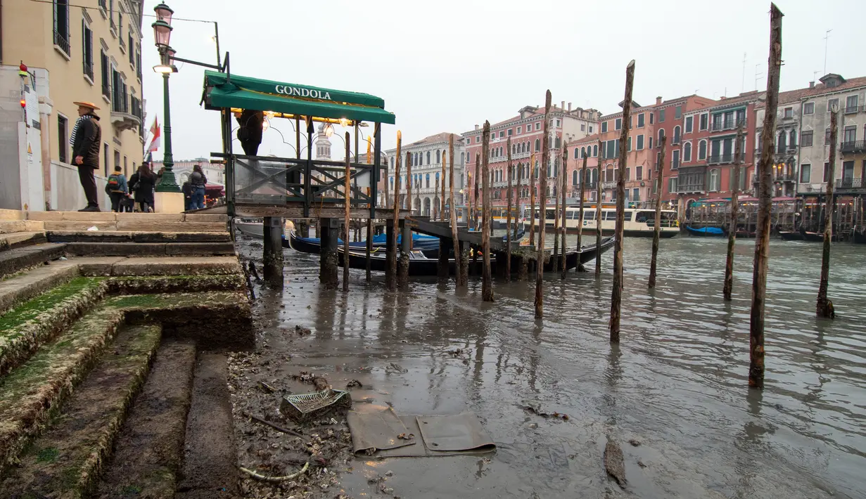 Gondola berlabuh di sepanjang kanal saat air surut di Venesia, Italia, 21 Februari 2023. Venesia yang mana banjir biasanya menjadi masalah utama, menghadapi air surut tidak biasa. (AP Photo/Luigi Costantini)
