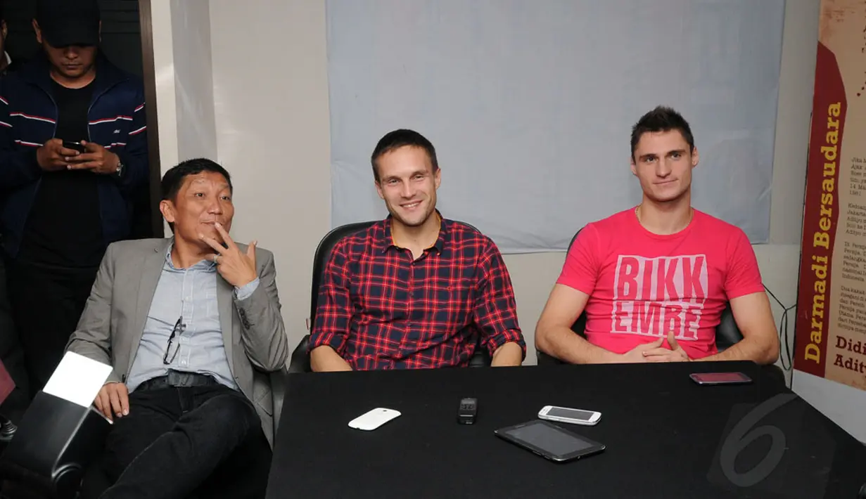 Presiden Persija Jakarta, Ferry Paulus, bersama Martin Vunk dan Yevgeni Kabayev (dari kiri ke kanan) saat jumpa pers usai penandatanganan kontrak di Jakarta, (9/12/2014). (Liputan6.com/Helmi Fithriansyah)