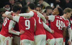 Selebrasi skuad Arsenal dalam laga Carabao Cup versus Crystal Palace, Rabu (24/12/2025). (c) AP Photo/Kin Cheung