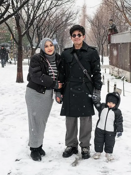 Ameena juga tampil kompak dengan ibu dan ayahnya yang tampil serba hitam. Ameena mengenakan jumpsuit padding hitam putih dengan bennie hitamnya.  [@aurelie.hermansyah]