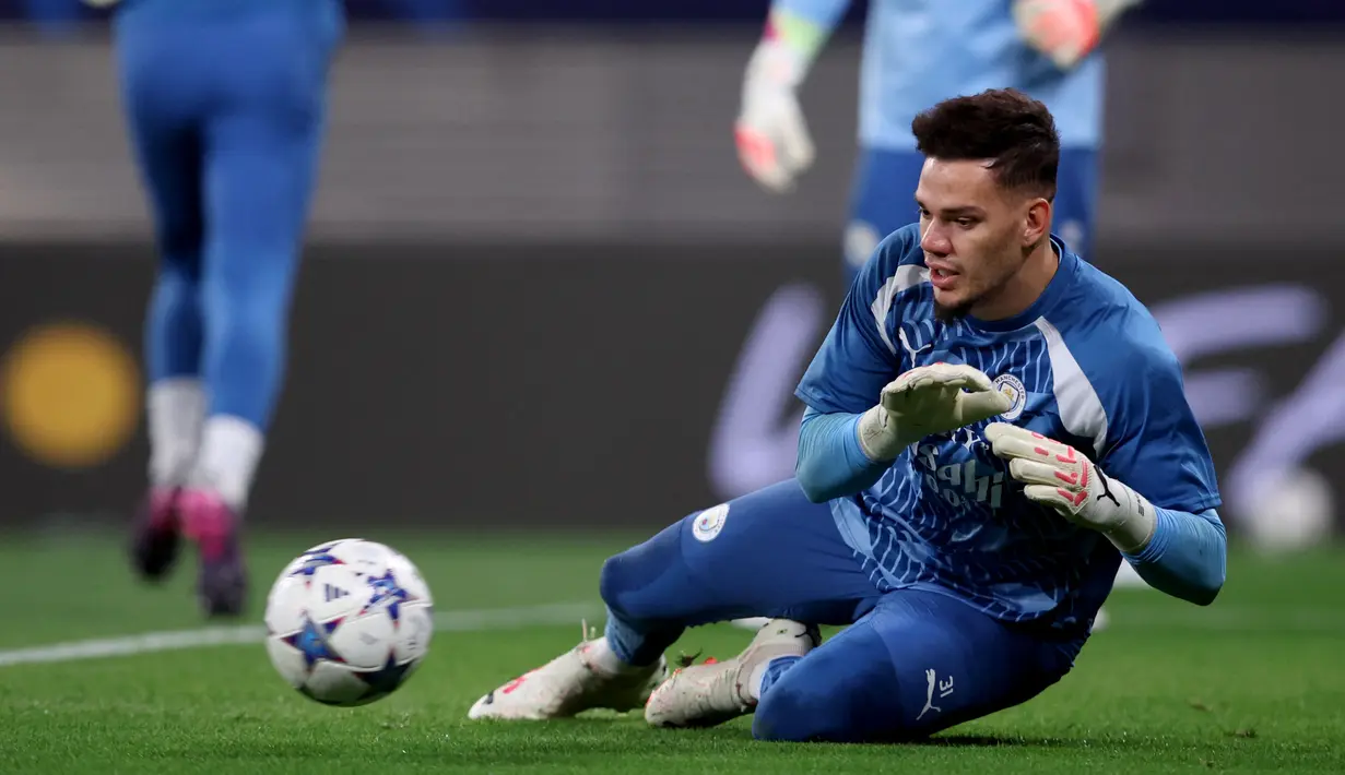 Satu nama tenar yang diincar klub kasta teratas Liga Arab Saudi adalah Ederson. Kiper Timnas Brasil itu dikabarkan menjadi buruan Al Nassr dan Al Ittihad pada bursa transfer musim panas tahun ini. Al Nassr dikabarkan sudah mengajukan tawaran 25 juta poundsterling untuk menggaet Ederson. Namun, angka tersebut dinilai masih terlalu kecil oleh Manchester City. (Ronny HARTMANN / AFP)