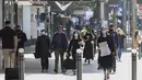 Orang-orang berjalan melintasi Bourke Street Shopping mall di Melbourne, Australia, Rabu (28/10/2020). Melbourne, kota terbesar kedua Australia, akhirnya dibuka kembali setelah pemberlakuan lockdown yang ketat selama lebih dari tiga bulan akibat Covid-19.  (AP Photo/Asanka Brendon Ratnayake)