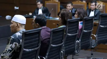 Tersangka suap DPRD Sumut, Rijal Sirait, Fadly Nurzal, Rooslynda Marpaung dan Rinawati Sianturi (kiri ke kanan) mengikuti sidang perdana di Pengadilan Tipikor, Jakarta, Rabu (21/11). Sidang mendengar pembacaan dakwaan. (Liputan6.com/Helmi Fithriansyah)