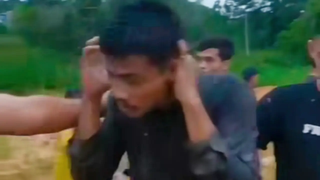 Tangkapan layar video pelaku jambret yang terjebak banjir di Pekanbaru saat ditangkap warga.