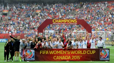 Para pemain AS melakukan Selebrasi usai memenangkan gelar juara Piala Dunia wanita 2015 di BC Place, Kanada, Senin (6/7/2015). Amerika berhasil mengalahkan Jepang dengan skor 5-2.  (Reuters/Anne Marie Sorvin)