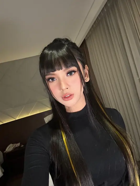 Penampilan Lyodra juga makin menawan dengan makeup bernuansa nude. Selalu penuh ekspresi saat foto, ia memperlihatkan ekspresi wajah fierce dan duck face pada dua foto unggahannya. Tampil cute saat berpose, tak heran jika penyanyi kelahiran 2003 ini disebut mirip Hyein NewJeans. (Liputan6.com/IG/@lyodraofficial)